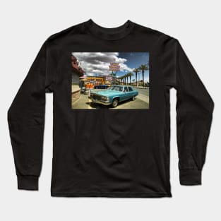 Vintage Cadillac parked in Las Vegas, neon sign of Tod Motor Motel, Las Vegas Long Sleeve T-Shirt